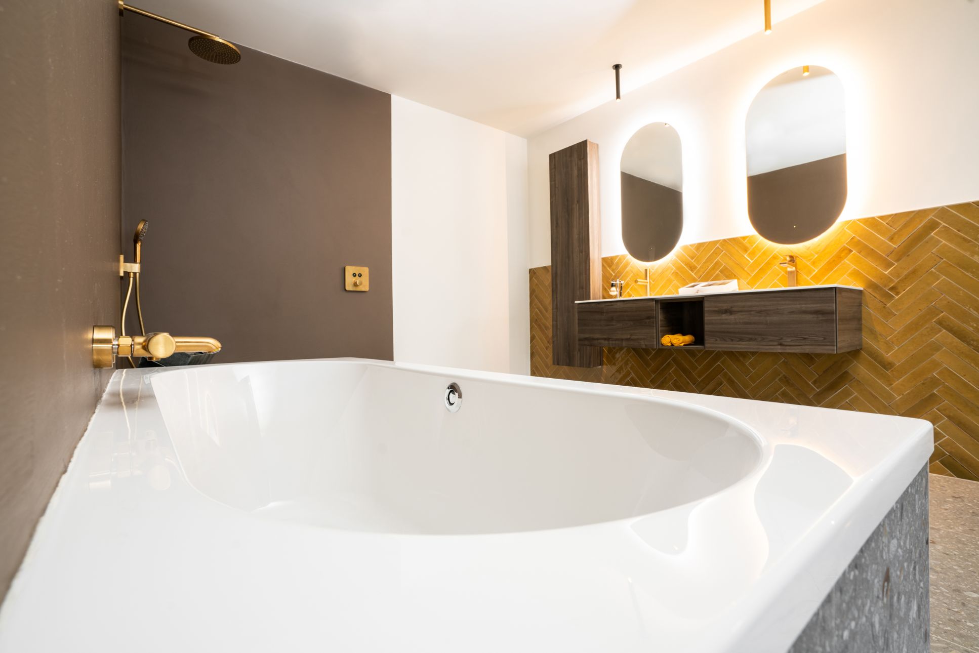 Boho badkamer - bad en gouden accenten - Bohemian badkamer renovatie