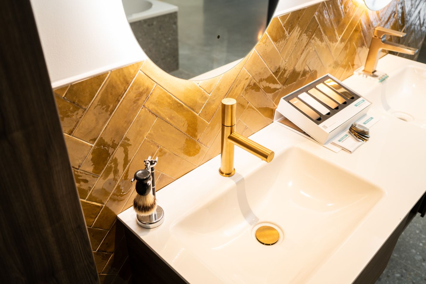 Gouden accenten bij wastafels boho badkamer - Bohemian badkamer renovatie