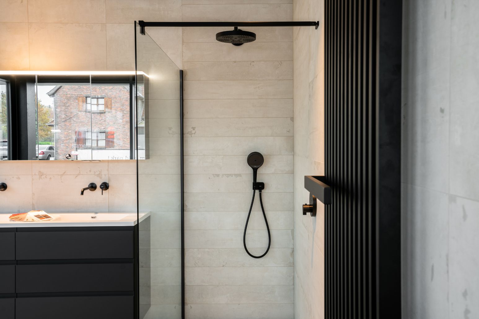 Zwarte badkamer - Industriële stijl