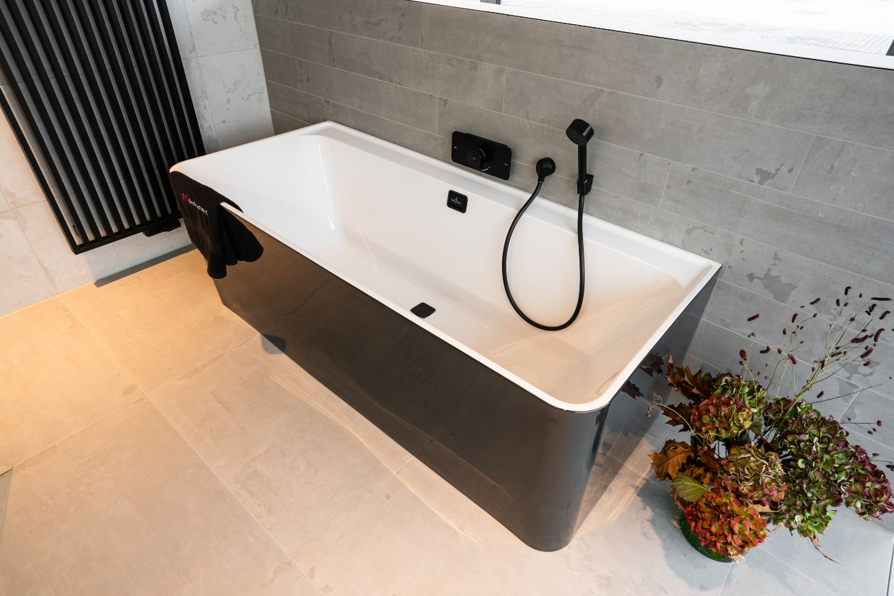 Zwart bad - badkuip - industriële look - badkamer renovatie