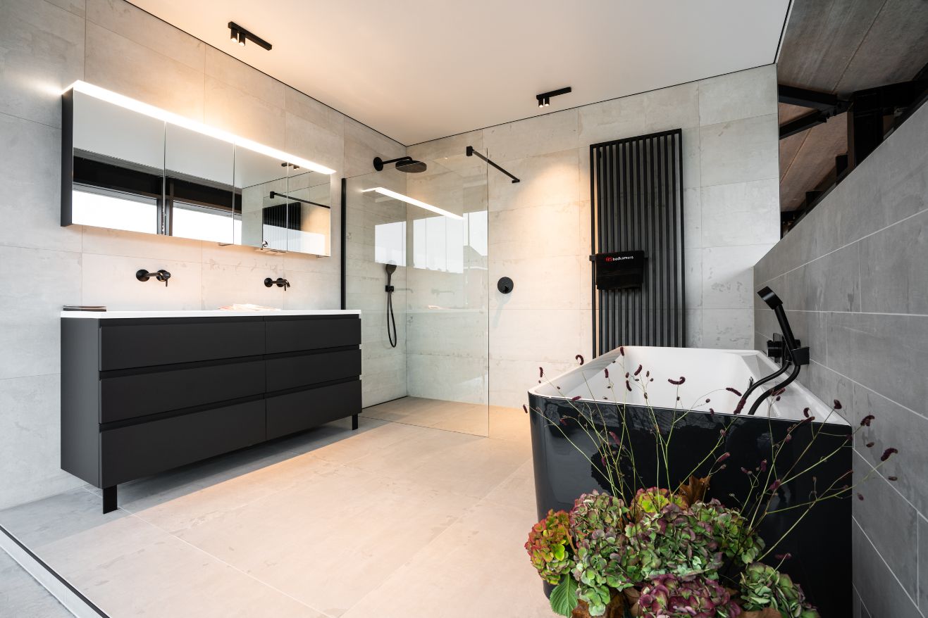 Industriële badkamer stijl - bad - wastafels - zwart - badkamer renovatie